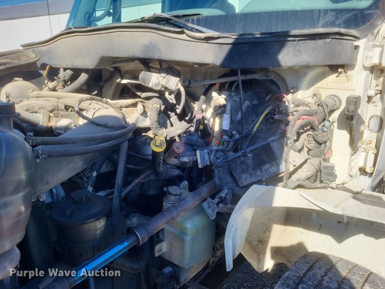 image for item DQ3761 2005 International 4300 flatbed truck