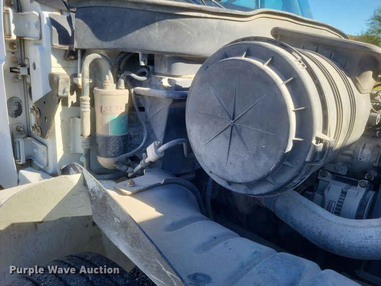 image for item DQ3761 2005 International 4300 flatbed truck