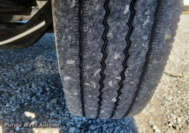 image for item DQ3761 2005 International 4300 flatbed truck