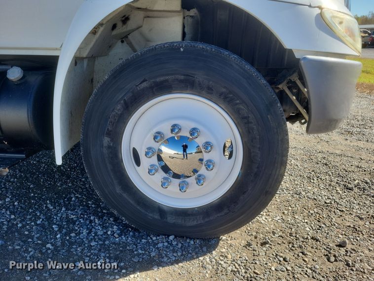 image for item DQ3761 2005 International 4300 flatbed truck