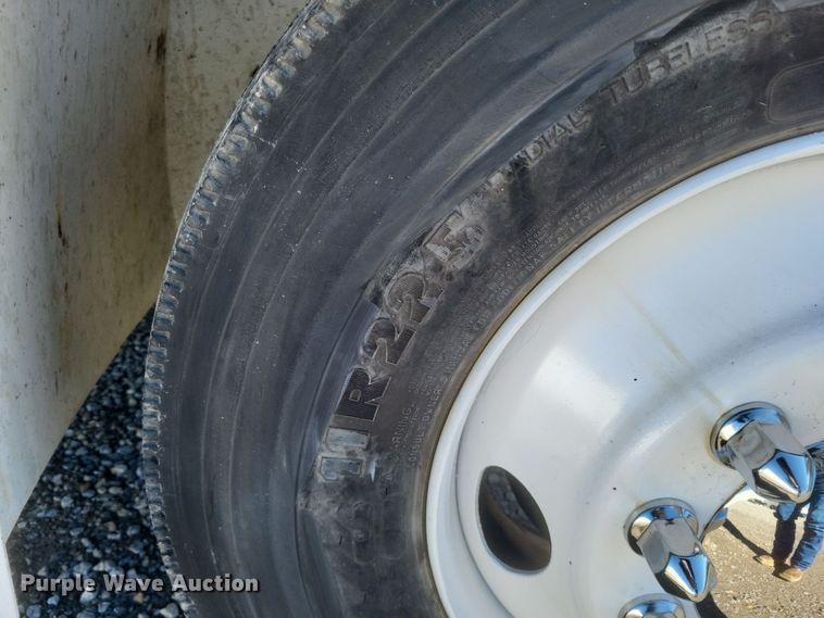 image for item DQ3761 2005 International 4300 flatbed truck