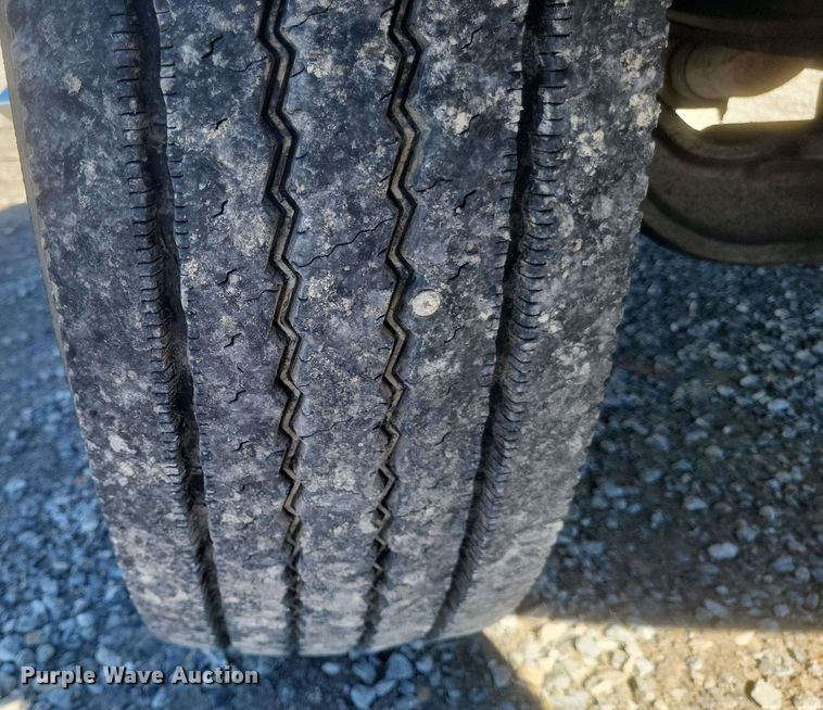 image for item DQ3761 2005 International 4300 flatbed truck