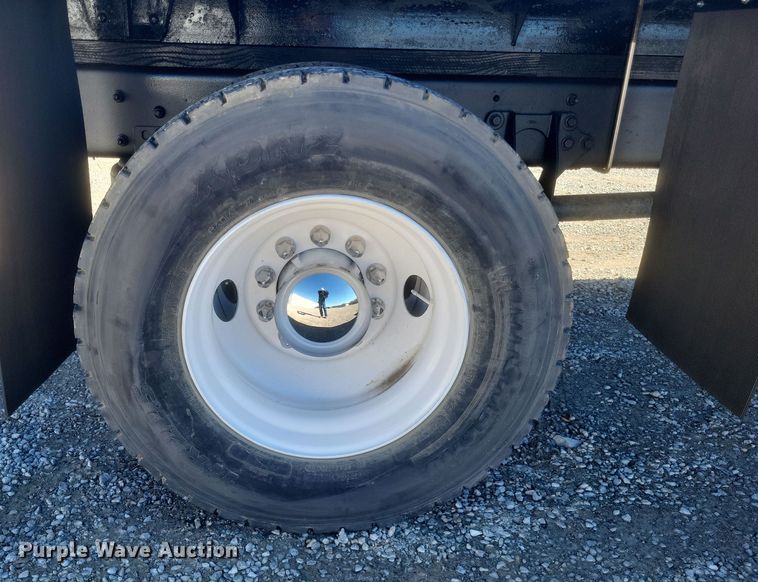 image for item DQ3761 2005 International 4300 flatbed truck