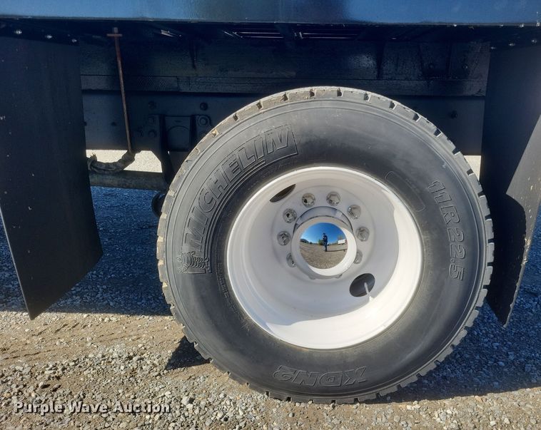 image for item DQ3761 2005 International 4300 flatbed truck