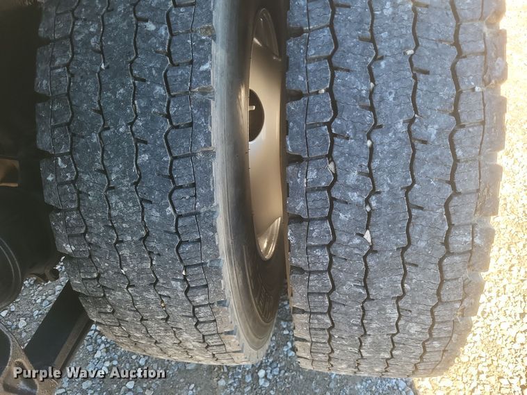 image for item DQ3761 2005 International 4300 flatbed truck