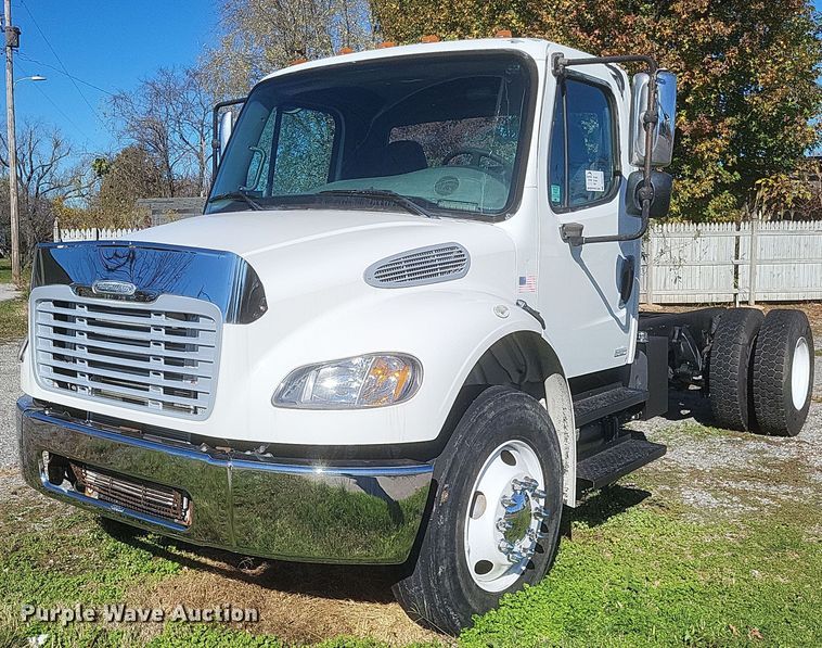 image for item DQ3763 2004 Freightliner Business Class M2 truck cab and chassis