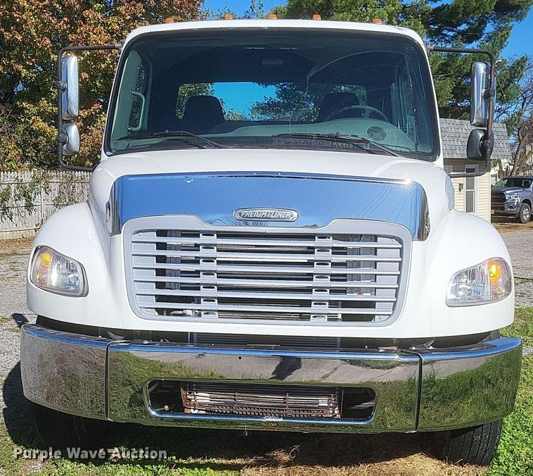 image for item DQ3763 2004 Freightliner Business Class M2 truck cab and chassis