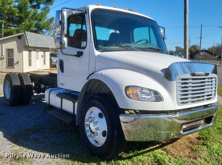 image for item DQ3763 2004 Freightliner Business Class M2 truck cab and chassis