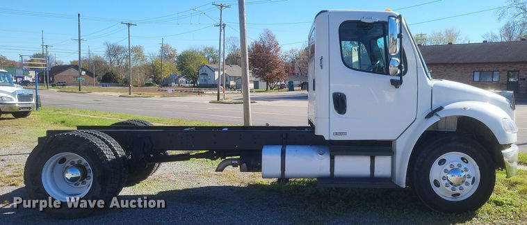image for item DQ3763 2004 Freightliner Business Class M2 truck cab and chassis