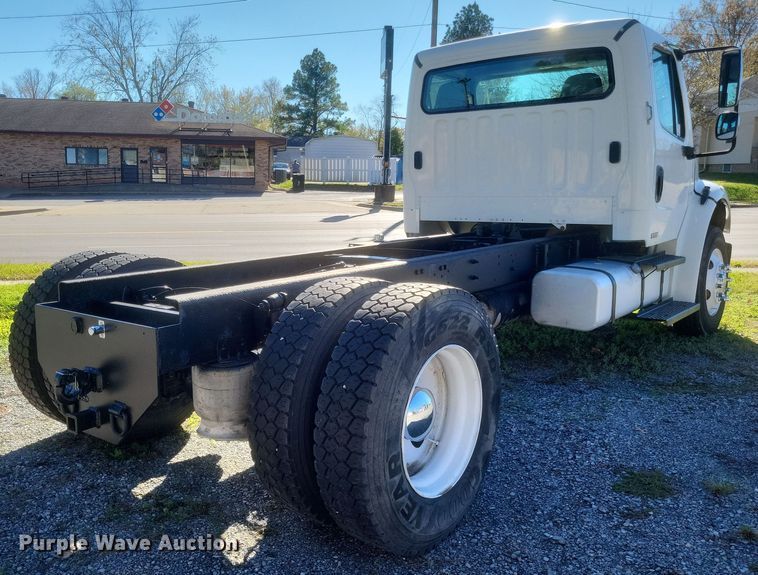 image for item DQ3763 2004 Freightliner Business Class M2 truck cab and chassis