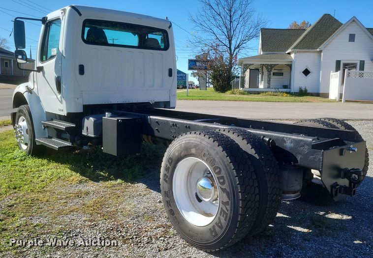 image for item DQ3763 2004 Freightliner Business Class M2 truck cab and chassis