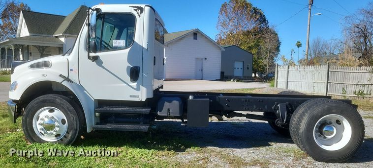 image for item DQ3763 2004 Freightliner Business Class M2 truck cab and chassis