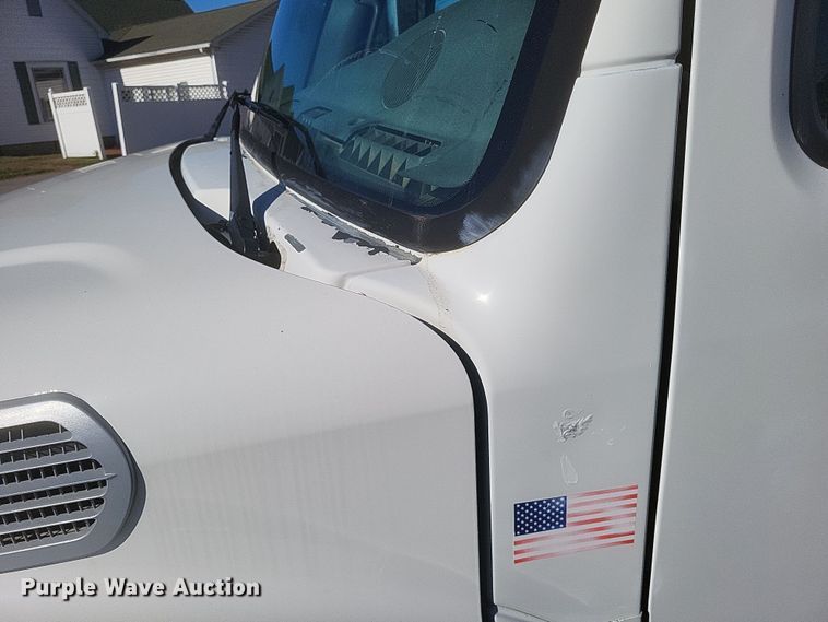 image for item DQ3763 2004 Freightliner Business Class M2 truck cab and chassis