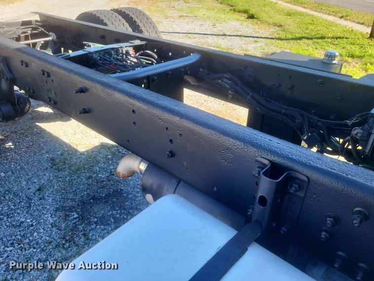 image for item DQ3763 2004 Freightliner Business Class M2 truck cab and chassis