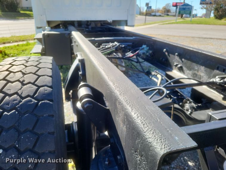 image for item DQ3763 2004 Freightliner Business Class M2 truck cab and chassis