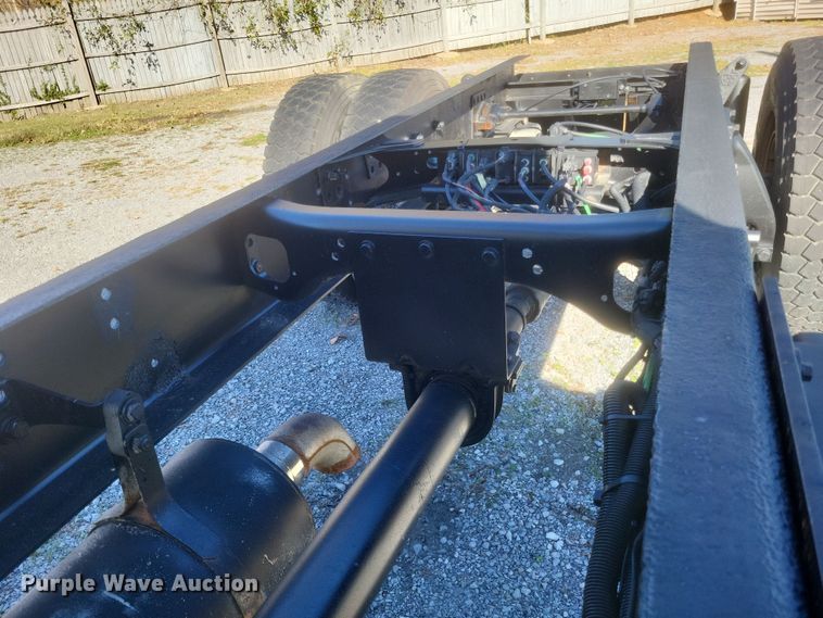 image for item DQ3763 2004 Freightliner Business Class M2 truck cab and chassis