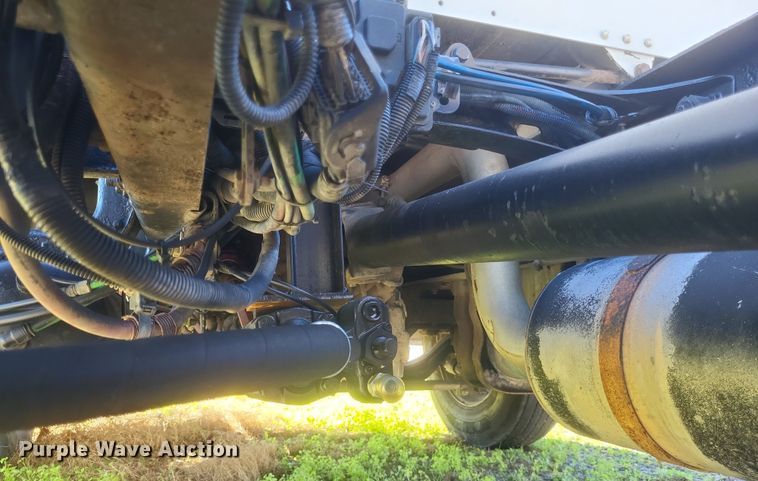 image for item DQ3763 2004 Freightliner Business Class M2 truck cab and chassis