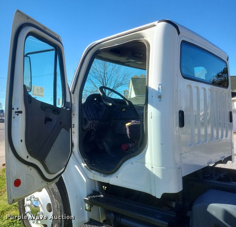 image for item DQ3763 2004 Freightliner Business Class M2 truck cab and chassis