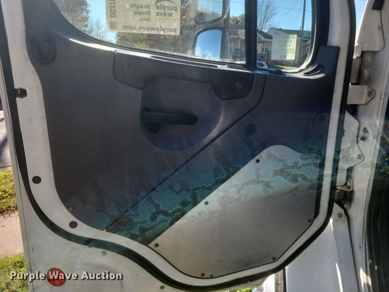 image for item DQ3763 2004 Freightliner Business Class M2 truck cab and chassis