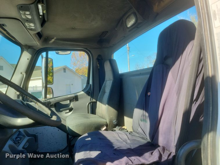 image for item DQ3763 2004 Freightliner Business Class M2 truck cab and chassis