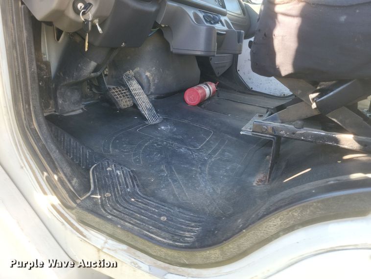 image for item DQ3763 2004 Freightliner Business Class M2 truck cab and chassis