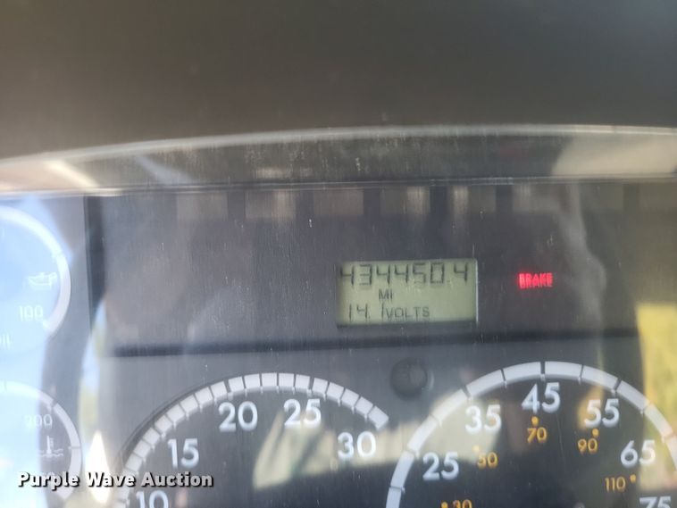 image for item DQ3763 2004 Freightliner Business Class M2 truck cab and chassis