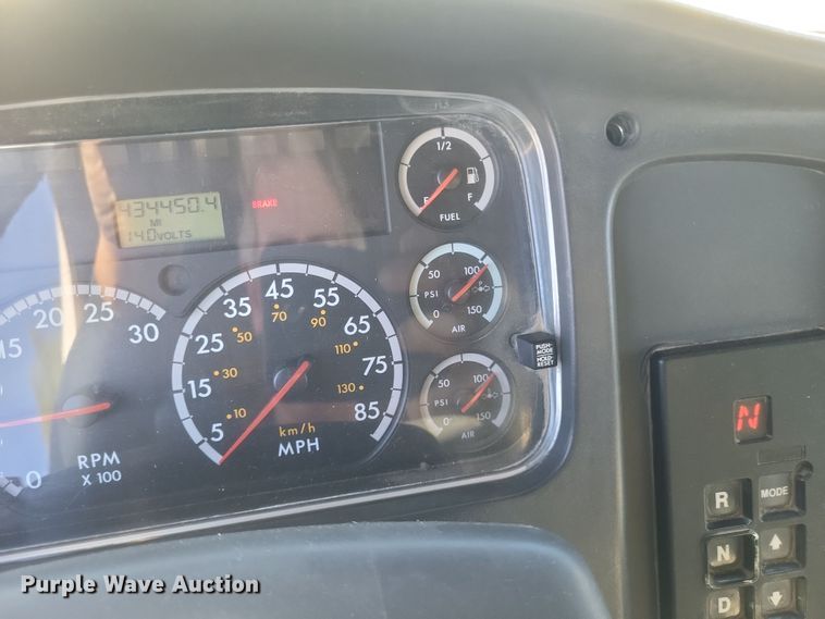 image for item DQ3763 2004 Freightliner Business Class M2 truck cab and chassis