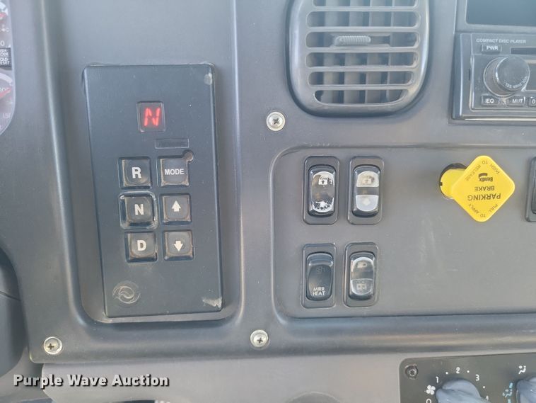 image for item DQ3763 2004 Freightliner Business Class M2 truck cab and chassis