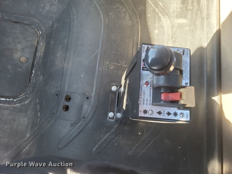 image for item DQ3763 2004 Freightliner Business Class M2 truck cab and chassis