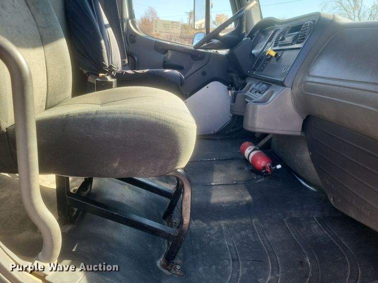 image for item DQ3763 2004 Freightliner Business Class M2 truck cab and chassis