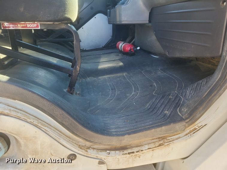 image for item DQ3763 2004 Freightliner Business Class M2 truck cab and chassis