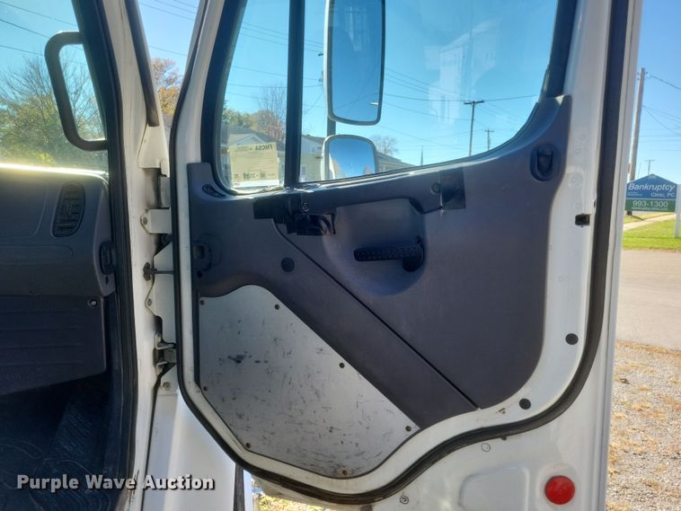 image for item DQ3763 2004 Freightliner Business Class M2 truck cab and chassis