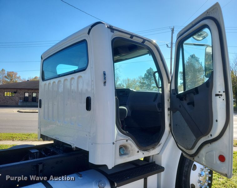 image for item DQ3763 2004 Freightliner Business Class M2 truck cab and chassis