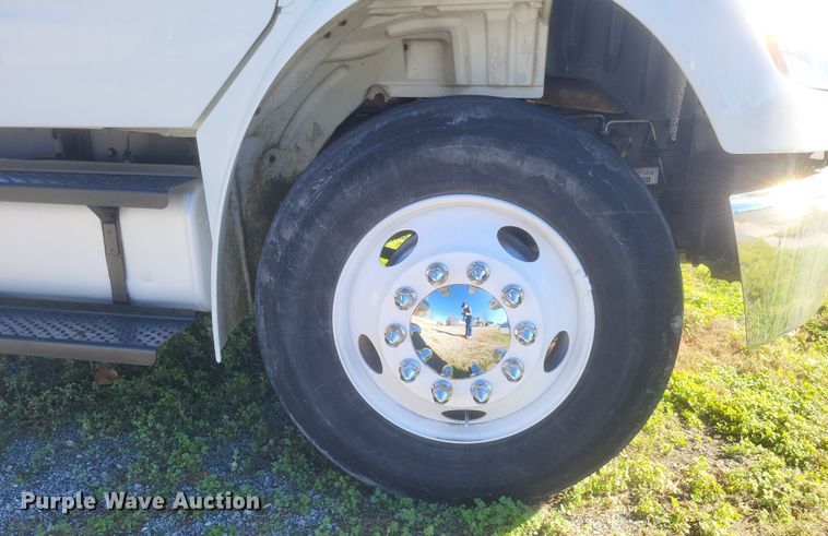 image for item DQ3763 2004 Freightliner Business Class M2 truck cab and chassis