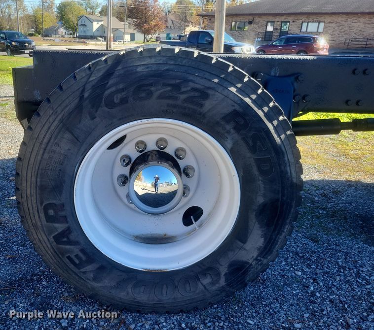 image for item DQ3763 2004 Freightliner Business Class M2 truck cab and chassis