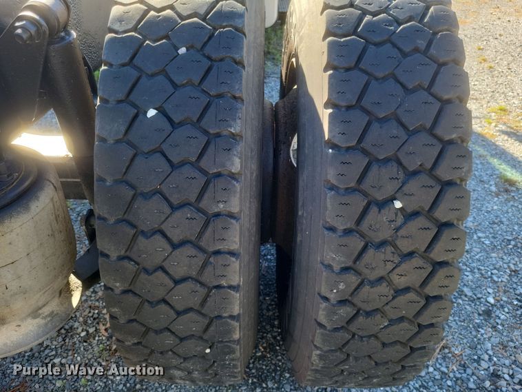 image for item DQ3763 2004 Freightliner Business Class M2 truck cab and chassis