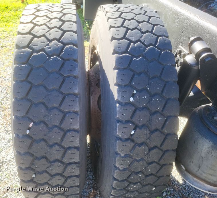 image for item DQ3763 2004 Freightliner Business Class M2 truck cab and chassis