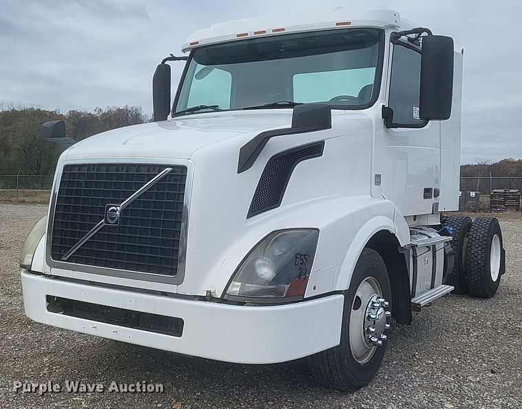 image for item DQ3811 2012 Volvo VNL semi truck