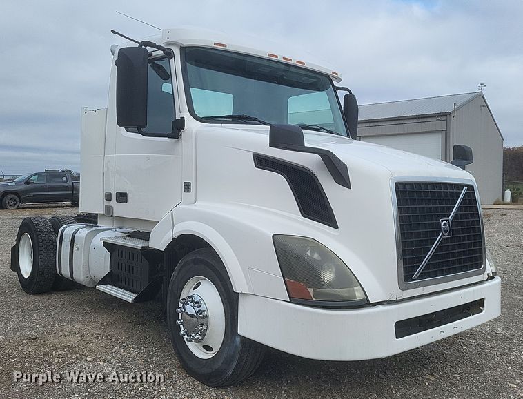 image for item DQ3811 2012 Volvo VNL semi truck