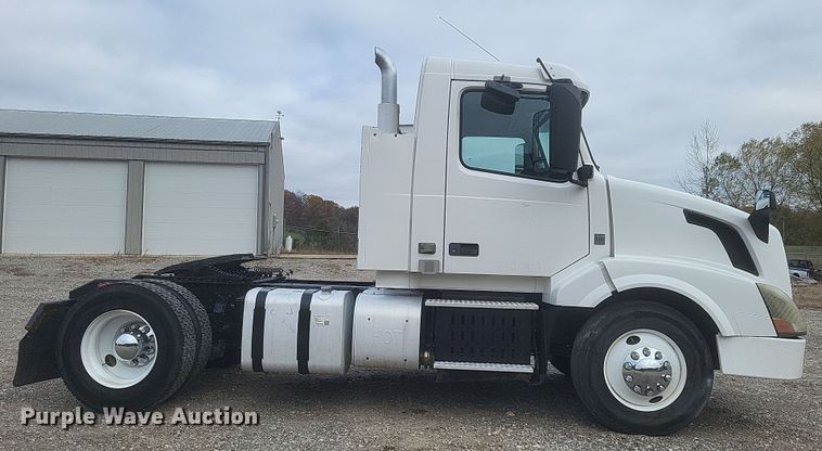 image for item DQ3811 2012 Volvo VNL semi truck