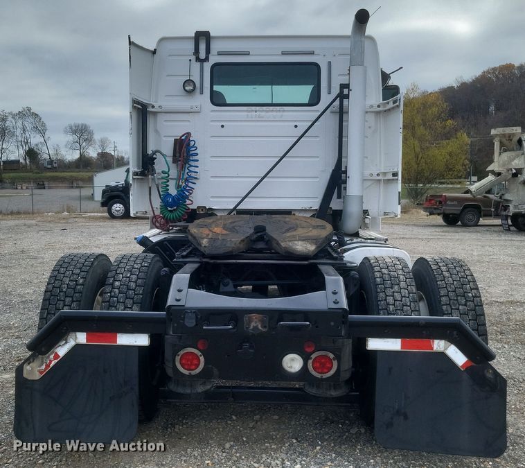 image for item DQ3811 2012 Volvo VNL semi truck