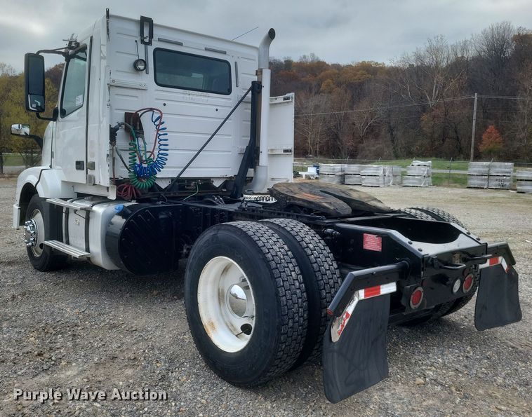image for item DQ3811 2012 Volvo VNL semi truck