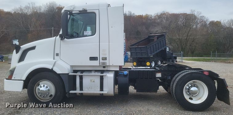 image for item DQ3811 2012 Volvo VNL semi truck