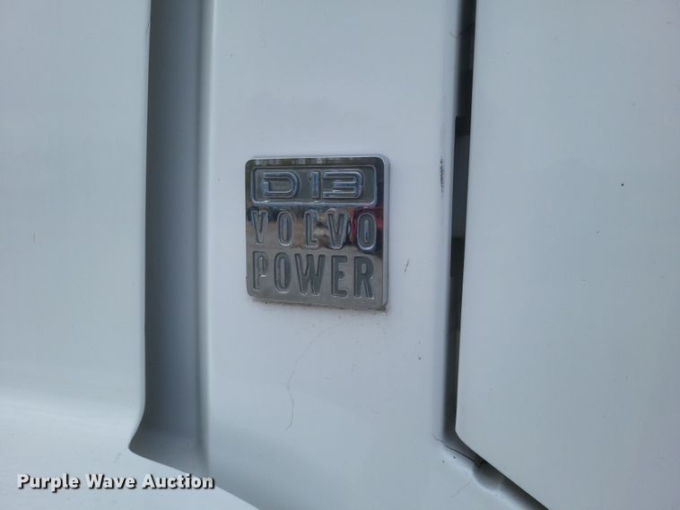 image for item DQ3811 2012 Volvo VNL semi truck