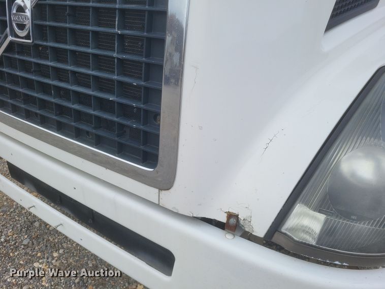 image for item DQ3811 2012 Volvo VNL semi truck