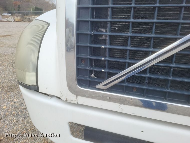 image for item DQ3811 2012 Volvo VNL semi truck