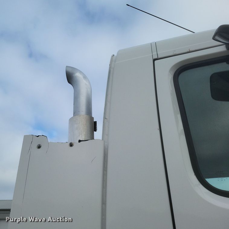 image for item DQ3811 2012 Volvo VNL semi truck