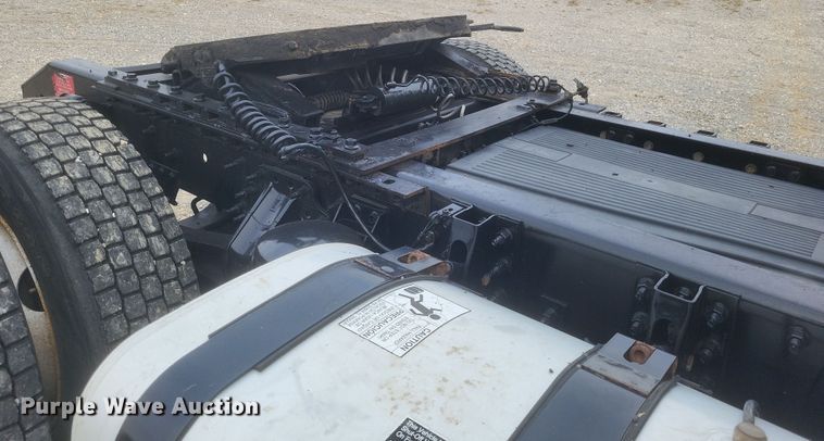 image for item DQ3811 2012 Volvo VNL semi truck