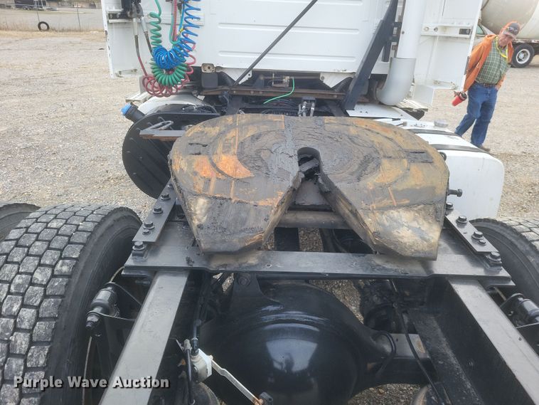 image for item DQ3811 2012 Volvo VNL semi truck