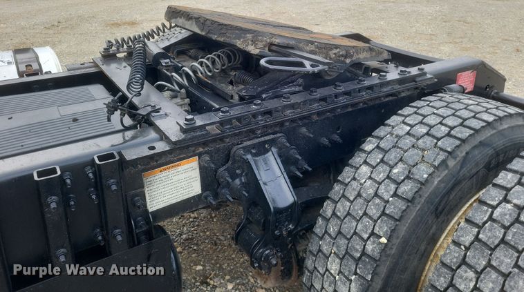 image for item DQ3811 2012 Volvo VNL semi truck